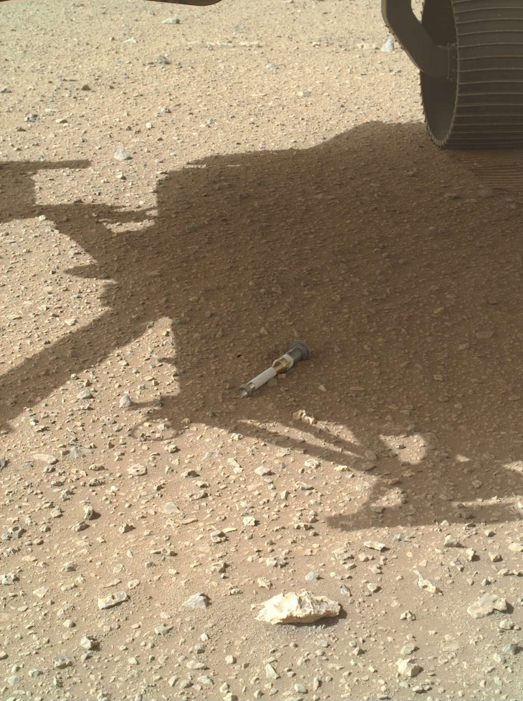  Le dixième tube photographié par la caméra Watson du rover. Il a été déposé le 28 janvier (sol 690 de la mission). © Nasa, PJL-CalTech, MSSS