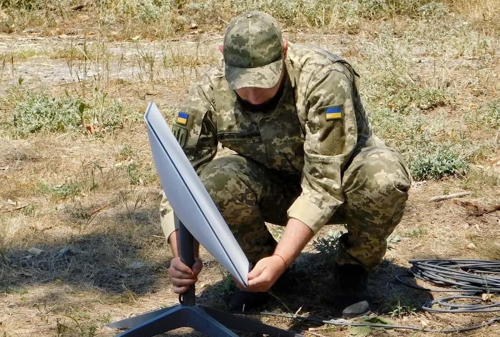 Internet a pu être rétabli dans les zones dévastées par la guerre grâce aux nombreux terminaux Starlink qui sont déployés sur la ligne de front. Ils sont parfois involontairement utilisés par les militaires ukrainiens, notamment lorsqu’ils font voler leurs drones d’observation. © <em>Ukraine Military Center</em>