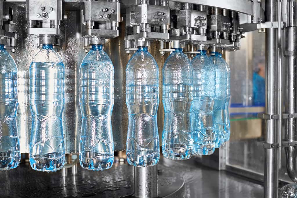 Usine de mise en bouteille de l'eau minérale. © SKphoto, Adobe Stock