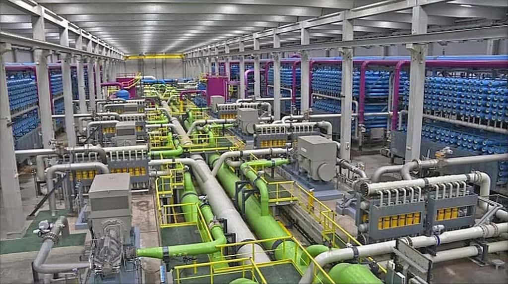 La plus grande usine d’Europe de dessalement de l’eau de mer est installée près de Barcelone, en Espagne. Sa capacité quotidienne est de 200 000 mètres cubes d’eau potable. © Le plombier du désert, Wikimedia Commons, CC by-sa 4.0