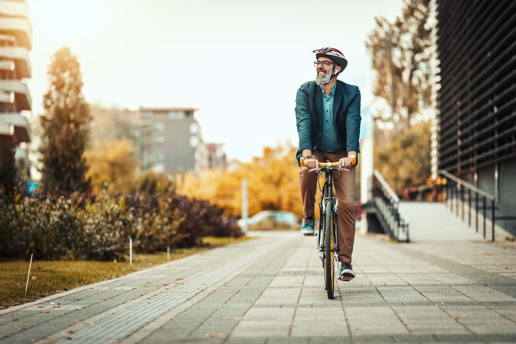 Se déplacer à vélo pour se rendre au travail est une option très bénéfique pour lutter contre la sédentarité de nos modes de vie. © Milanmarkovic78, Adobe Stock