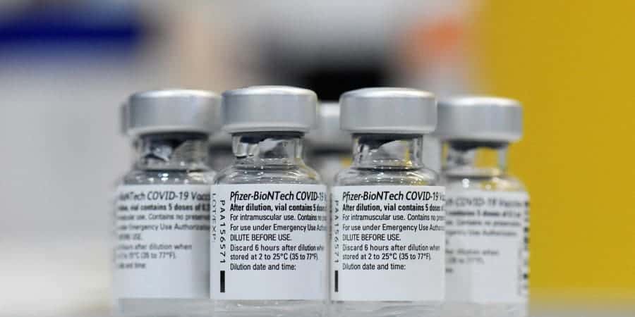 Associé à BioNTech, Pfizer a élaboré le premier vaccin à ARN messager contre la Covid-19, autorisé par l'Agence européenne des médicaments le 21 décembre 2020. © Thomas Kienzle, AFP