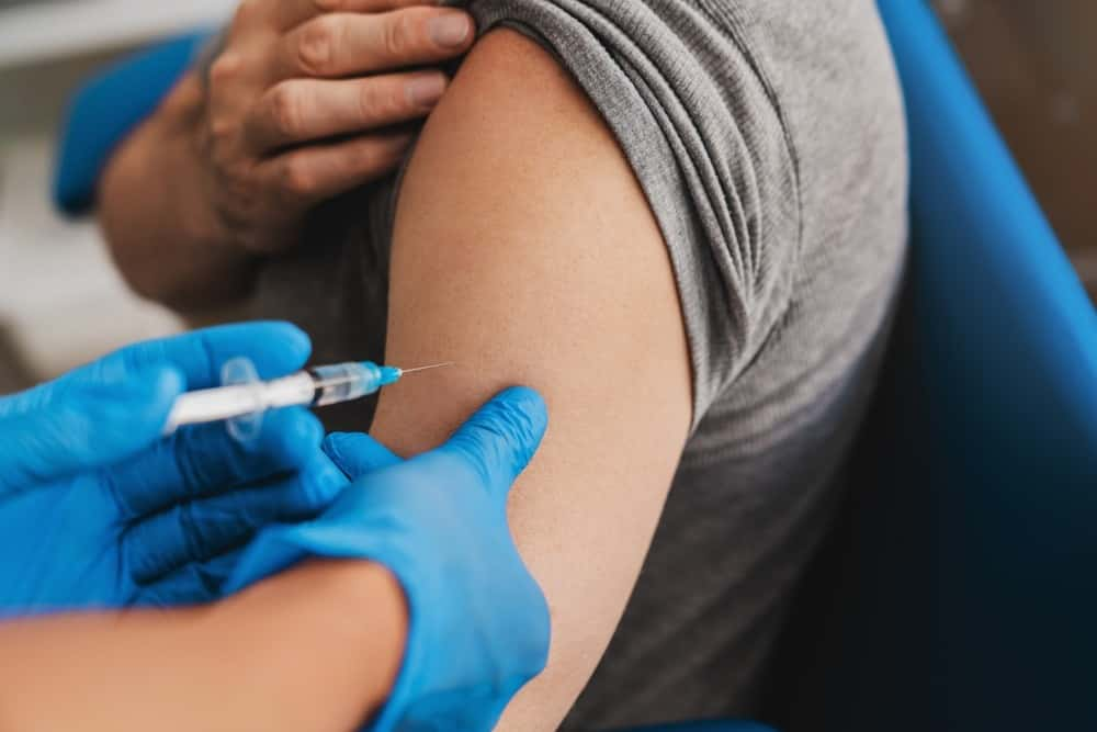 La vaccination constitue un moyen crucial de prévention, diminuant le risque de décès et offrant, en plus des mesures de protection, une défense précieuse contre le virus et ses complications. © Inside Creative House, Shutterstock.com