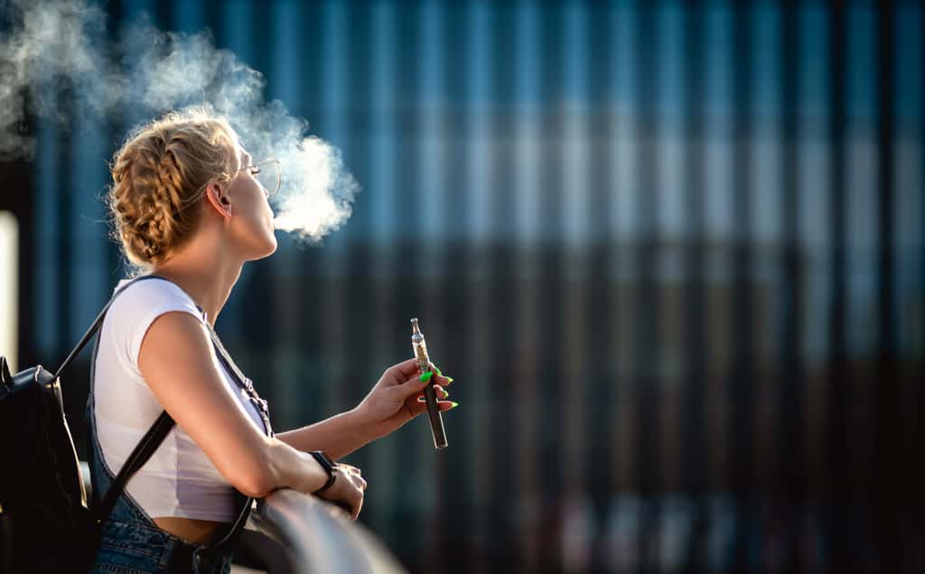 Il vaut mieux éviter d'utiliser sa cigarette électronique à l'intérieur. © leszekglasner, Adobe stock