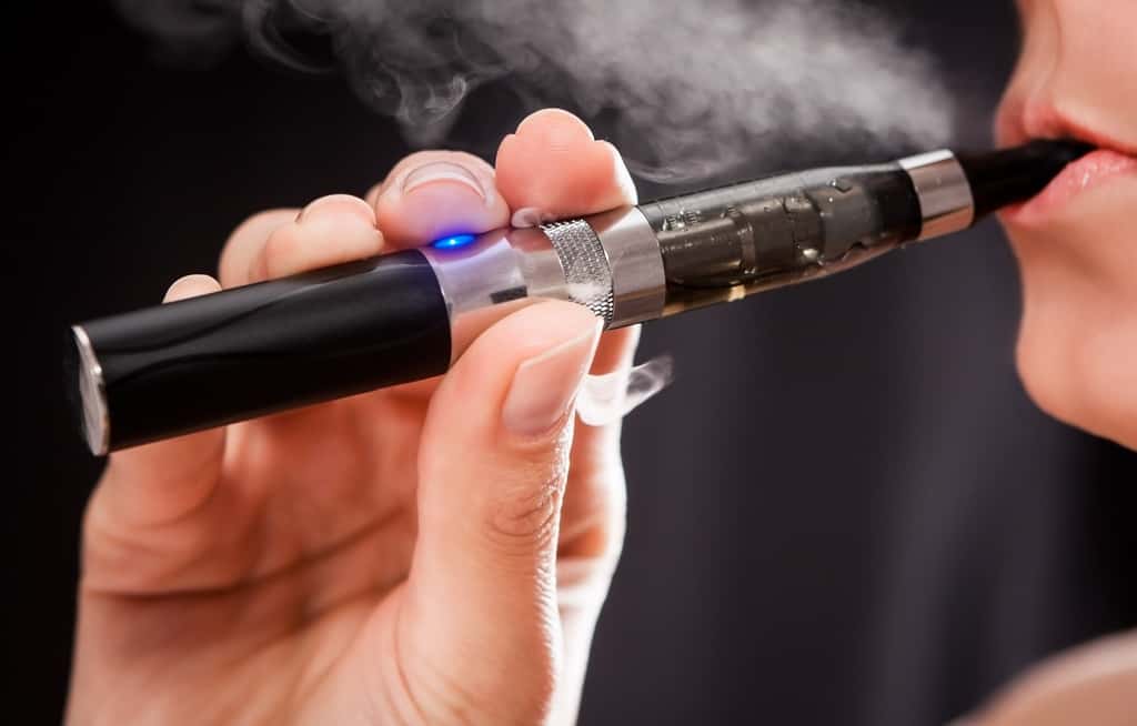 La cigarette électronique peut être un soutien au sevrage tabagique. © scyther5, Shutterstock