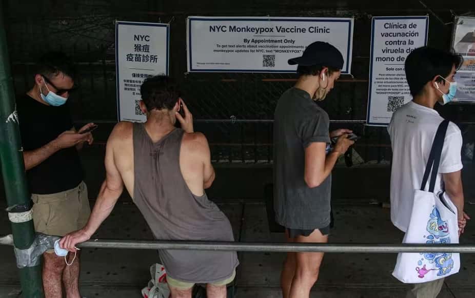 Des gens attendent leur tour pour recevoir le vaccin contre la variole du singe, devant un centre de vaccination à Brooklyn, New York, le 17 juillet 2022. En France, le gouvernement a également ouvert de tels centres pour tenter de juguler l’épidémie. © Kena Betancur, AFP