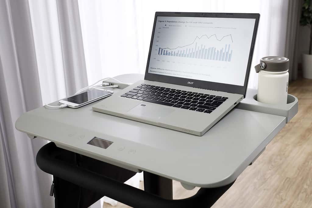 Le bureau est équipé de trois ports USB, un porte-gobelet, et un écran LCD. © Acer