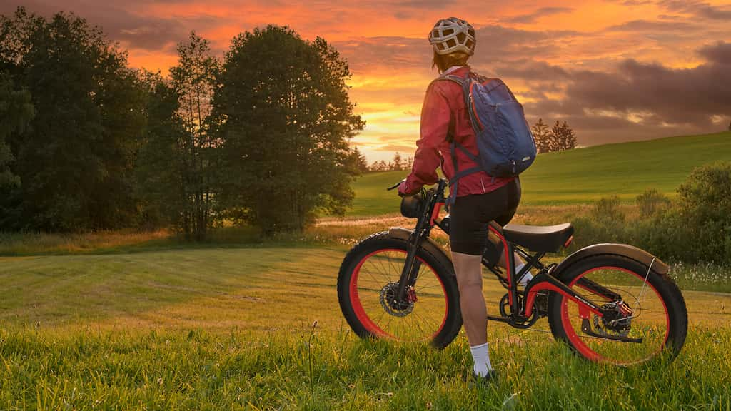  Avec son design à mi-chemin entre vélo et moto, le DUOTTS N26 vous accompagnera en ville ausi bien que sur les longues distances ou les chemins rocailleux. © Duotts