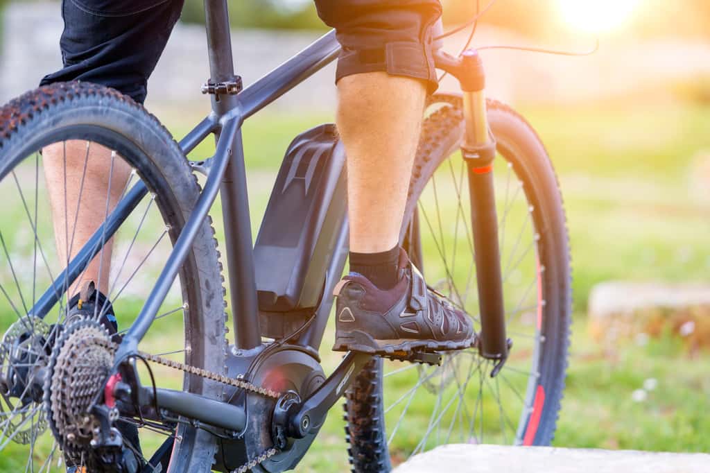 Les VTT avec assistance électrique offrent de nouvelles possibilités aux bikeurs en leur rendant certains parcours accessibles et en leur permettant de réaliser des parcours plus amusants. © mmphoto, Adobe Stock