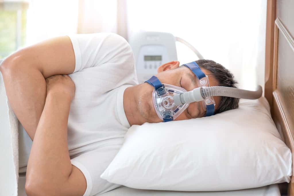 L'apnée du sommeil peut être traitée grâce à un dispositif de ventilation en pression continue qui maintient les voies respiratoires ouvertes. © sbw19, Adobe Stock
