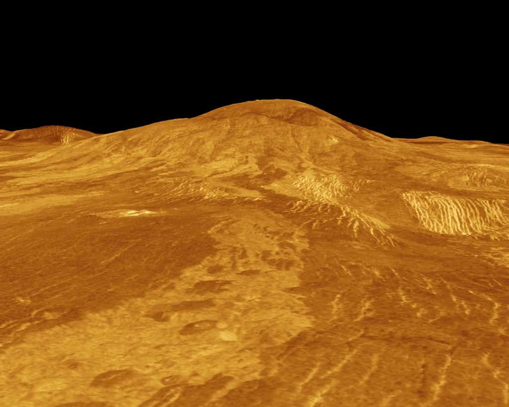 Sif Mons est visible  dans cette vue simulée par ordinateur de la surface de Vénus déduite des données de Magellan. Le point de vue est situé à 360 kilomètres au nord de Sif Mons, à une hauteur de 7,5 kilomètres au-dessus des coulées de lave qui s'étendent sur des centaines de kilomètres à travers les plaines fracturées représentées au premier plan jusqu'à la base de Sif Mons. La vue est au sud. Sif Mons est un volcan d'un diamètre de 300 kilomètres et d'une hauteur de 2 kilomètres dans la moitié supérieure de l'image. Les données du radar à synthèse d'ouverture de Magellan sont combinées avec l'altimétrie radar pour produire une carte tridimensionnelle de la surface. Des couleurs simulées et une carte d'élévation numérique développée par l'<em>US Geological Survey</em> sont utilisées pour améliorer la structure à petite échelle. Les teintes simulées sont basées sur des images couleur enregistrées par les vaisseaux spatiaux soviétiques Venera 13 et 14. © Nasa, JPL