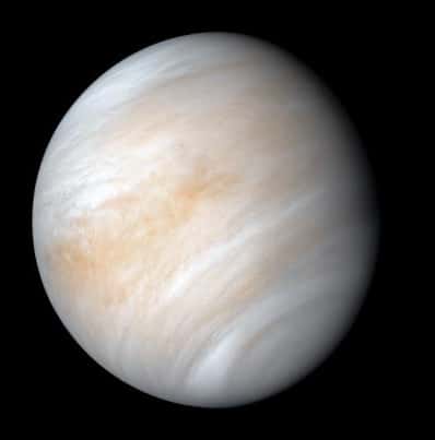En s’éloignant de Vénus, la sonde Mariner 10 de la Nasa a capturé cette vue de Vénus, enveloppée dans une couche nuageuse dense et globale compliquant les observations de sa surface. © Nasa, JPL-Caltech