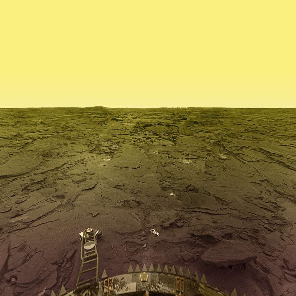 Traitée avec des moyens modernes cette image provient initialement de celles prises sur la surface de Vénus par une sonde russe Venera. Le sol est clairement volcanique. © Don Mitchell 