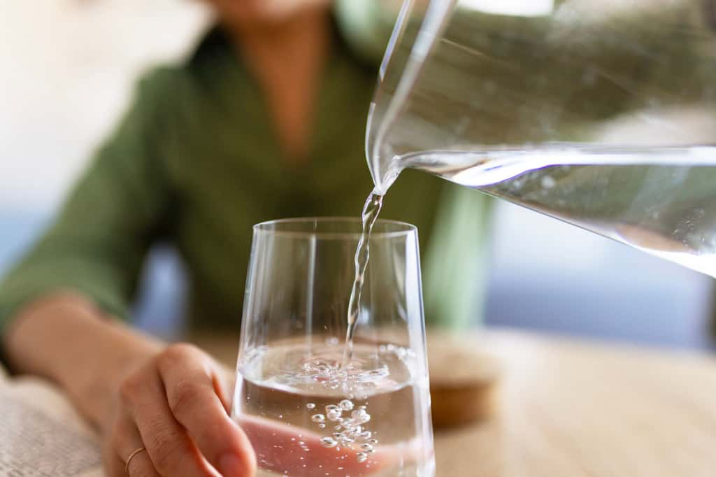 L'astuce du verre d'eau, même si elle peut sembler ingénieuse, saurait-elle remplacer une véritable stratégie de sécurité pour dissuader les cambrioleurs ? © PixelsEffect, iStock