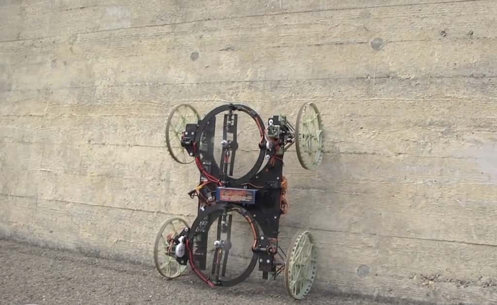 Le robot VertiGo peut monter contre un mur grâce à deux hélices qui le maintiennent plaqué. © Disney Research, ETH Zurich 