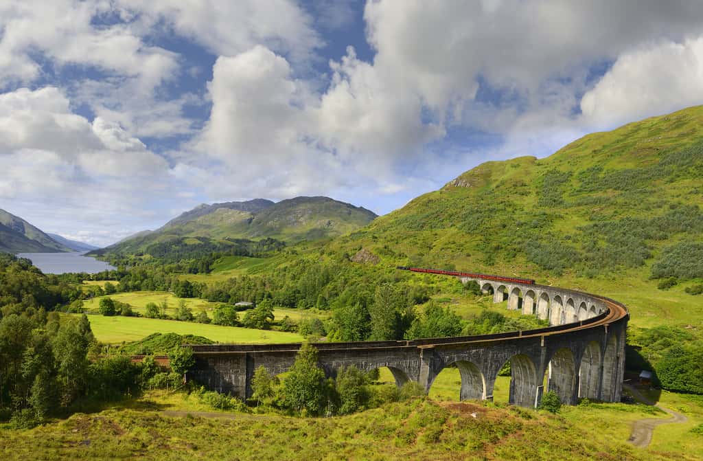 Le viaduc ferroviaire de Glenfinnan avec le passage du train à vapeur. © Pecold, Fotolia