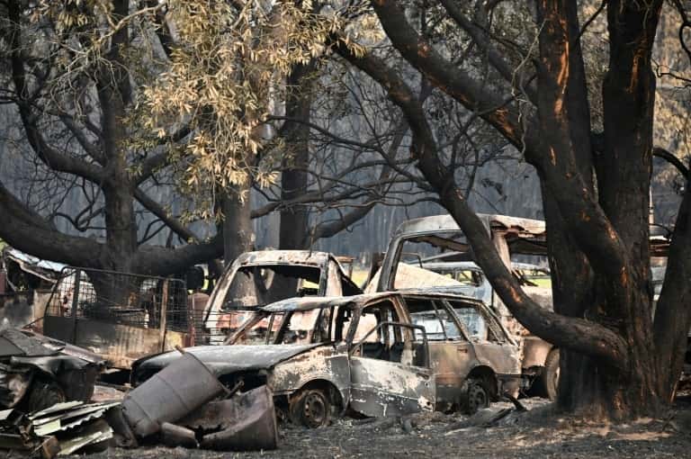 Des carcasses calcinées de véhicules après des incendies de brousse à Old Bar à 350 kms au nord de Sydney le 11 novembre 2019. © Peter Parks, AFP