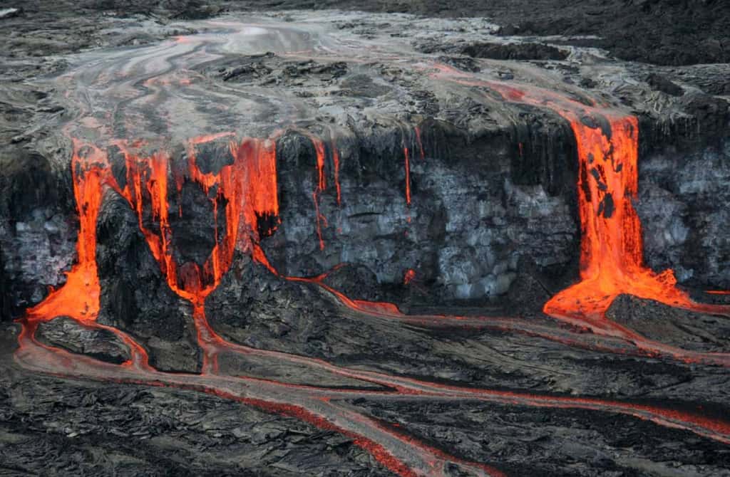 Le volcanisme de point chaud de type « grande province ignée » pour avoir été initié par l'enrichissement en fer du manteau inférieur. © USGS