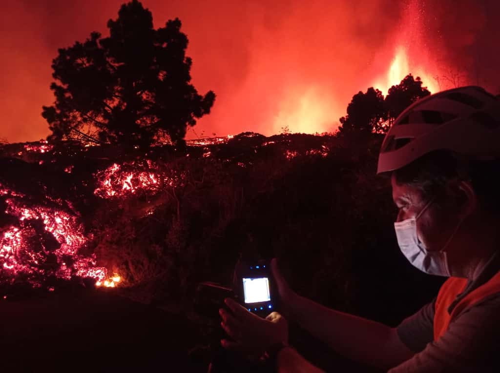 Photo d'un volcanologue en train de prendre la température de la lave lors de l'éruption de La Palma ce 19 septembre 2021 : 1.075 °C. © Instituto Volcanológico de Canarias