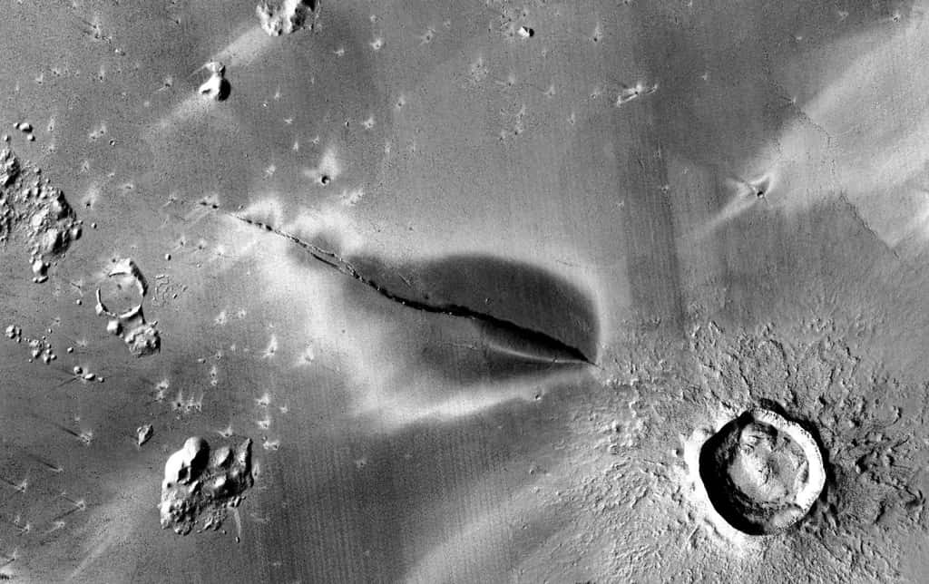 En 2021, un article paru dans le mythique journal <a title="Evidence for geologically recent explosive volcanism in Elysium Planitia, Mars" href="https://www.sciencedirect.com/science/article/abs/pii/S0019103521001779?via%3Dihub" target="_blank"><em>Icarus</em></a> faisait état d'image pouvant montrer un dépôt volcanique explosif très récent autour d'une fissure du système <em>Cerberus Fossae</em>. Ce dépôt pourrait provenir d'éruptions qui auraient pu survenir il y a seulement 50 000 ans environ. On le voit ici clairement sous une forme lisse et sombre de plus de 10 km de large entourant une fissure volcanique de plus de 20 km de long. © Nasa/JPL/MSSS/The Laboratoire Murray