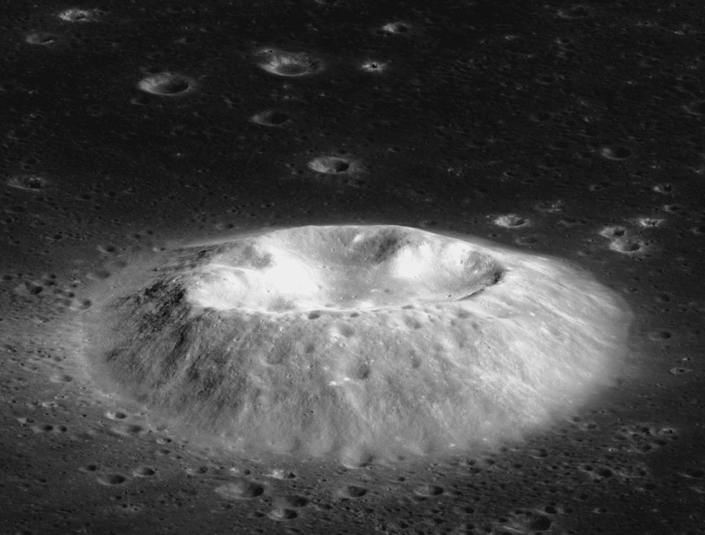 Le volcan silicique Mairan T (41,79°N, 311,61°E) s'élève à plus de 600 mètres de haut et contraste fortement avec les basaltes marins sombres environnants d'<em>Oceanus Procellarum</em>. La vue est d'ouest en est, la scène mesure 6,6 kilomètres de large. © Nasa, GSFC, <em>Arizona State University</em>