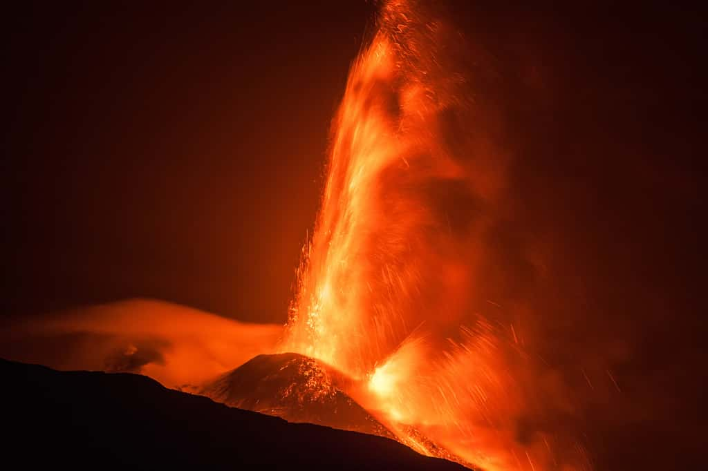 Fontaine de lave d'un des cratères sommitaux de l'Etna. © Wead, Adobe Stock