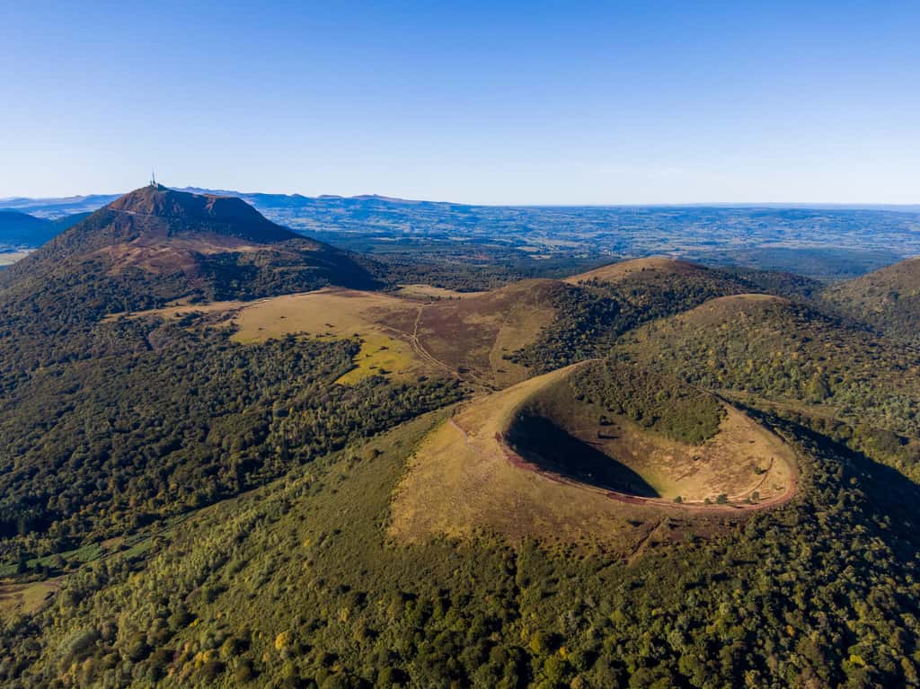 Vue du Puy de Pariou et du Puy de Dôme. © Lurri, Adobe Stock