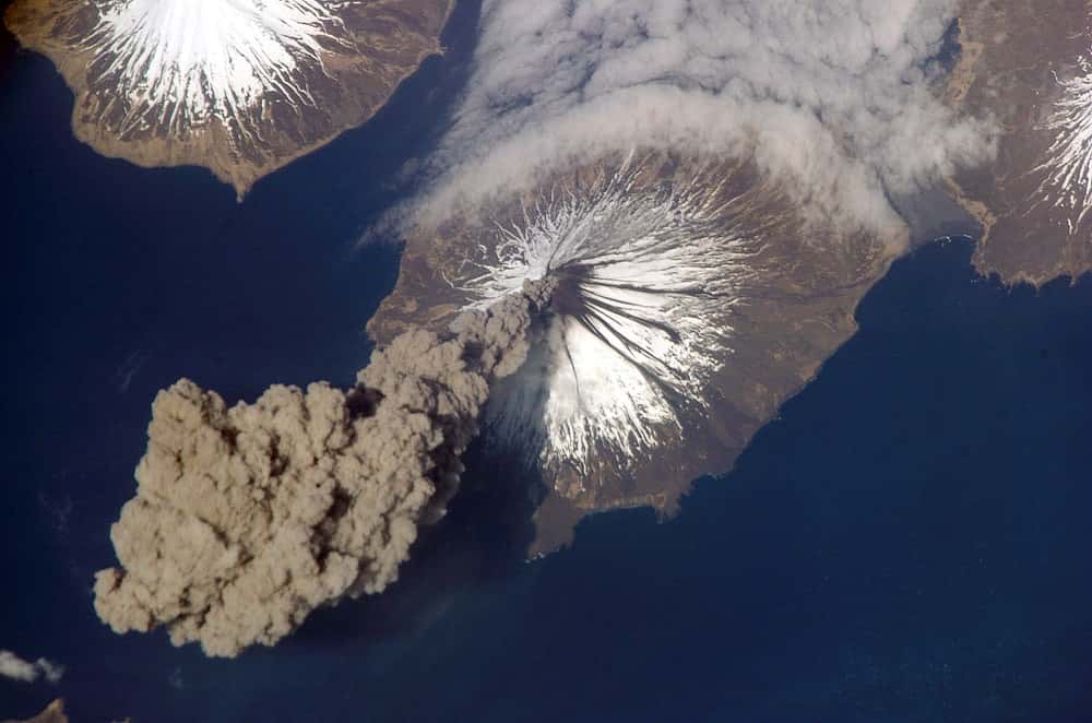 Image satellite d'un panache volcanique s'élevant au-dessus du mont Cleveland le 23 mai 2006. © Nasa