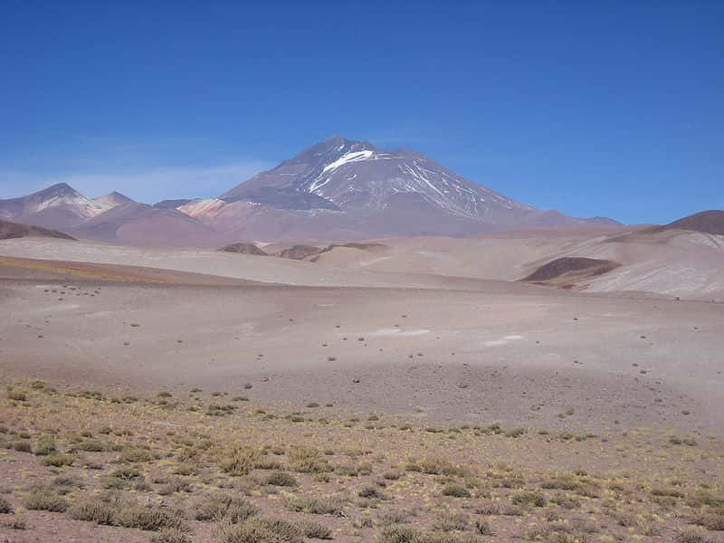 Le Llullaillaco est un volcan qui culmine à 6.739 m d'altitude, ce qui fait de lui le sixième plus haut sommet de l'Amérique du Sud. Il abrite le site archéologique le plus élevé de la planète. © Lion Hirth, Wikimedia Commons, DP