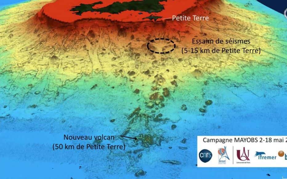 Au premier plan, l’amas de points à la base du relief correspond au volcan sous-marin. Plus loin et au-dessus de l’eau, les iles Grande-Terre et Petite-Terre de Mayotte. © Équipe Mayobs, IPGP, CNRS, Ifremer, BRGM