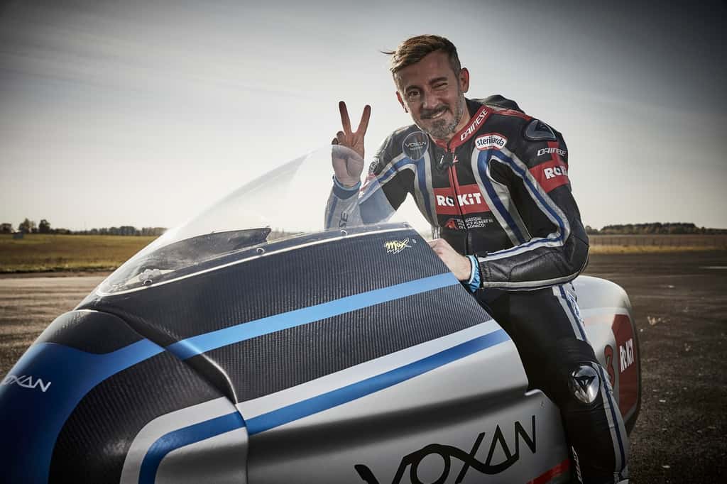 Max Biaggi, sextuple champion du monde de moto, est le pilote de la Voxan Wattman. © Voxan Motors