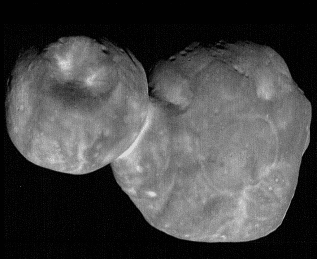 Neuf images traitées composent cette vue la plus détaillée de 2014 MU69, surnommé Ultima Thulé. Photos prises avec la caméra Lorri de la sonde New Horizons, le premier janvier 2019, à 6.628 kilomètres de l’astéroïde, soit six minutes et demie avant son passage au plus proche. © Nasa, SwRI, JHUAPL