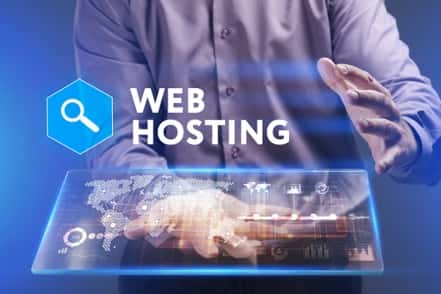 Choisir l'hébergeur web (<em>web hosting</em> en anglais) est la première étape à ne pas négliger avant de créer une boutique en ligne. © Rawpixel.com, Shutterstock