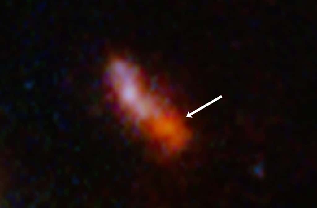 Dans le cadre se trouve une tache en forme de banane qui est bleu-rouge dans une moitié et nettement rouge dans l'autre moitié. Une flèche pointe vers la partie la plus rouge et est étiquetée « Jades GS z 14 – 0 ». C'est la galaxie la plus ancienne observée à ce jour. © Nasa, ESA, CSA, STScI, B. Robertson (UC Santa Cruz), B. Johnson (CfA), S. Tacchella (Cambridge), P. Cargile (CfA)