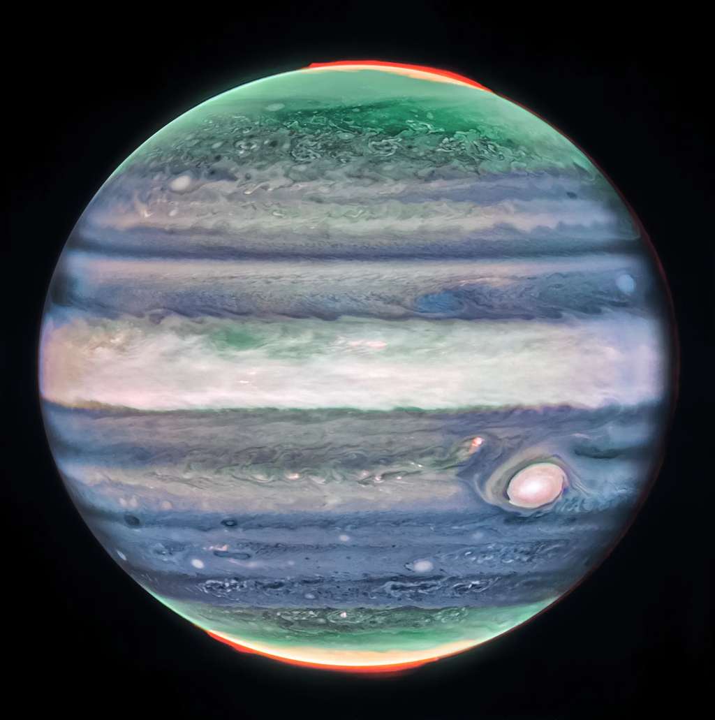 Cette image de Jupiter prise par la NIRCam (<em>Near-Infrared Camera</em>) du télescope spatial James-Webb de la Nasa montre des détails époustouflants de la majestueuse planète en lumière infrarouge. Sur cette image, la luminosité indique une altitude élevée. Les nombreuses « taches » et « traînées » d’un blanc brillant sont probablement des sommets de nuages ​​à très haute altitude de tempêtes convectives condensées. Les aurores, apparaissant en rouge sur cette image, s'étendent à des altitudes plus élevées au-dessus des pôles nord et sud de la planète. En revanche, les rubans sombres au nord de la région équatoriale sont peu nuageux. © Nasa, ESA, CSA, STScI, R. Hueso (Université du Pays Basque), I. de Pater (Université de Californie, Berkeley), T. Fouchet (Observatoire de Paris), L. Fletcher (Université de Leicester) , M. Wong (Université de Californie, Berkeley), J. DePasquale (STScI)
