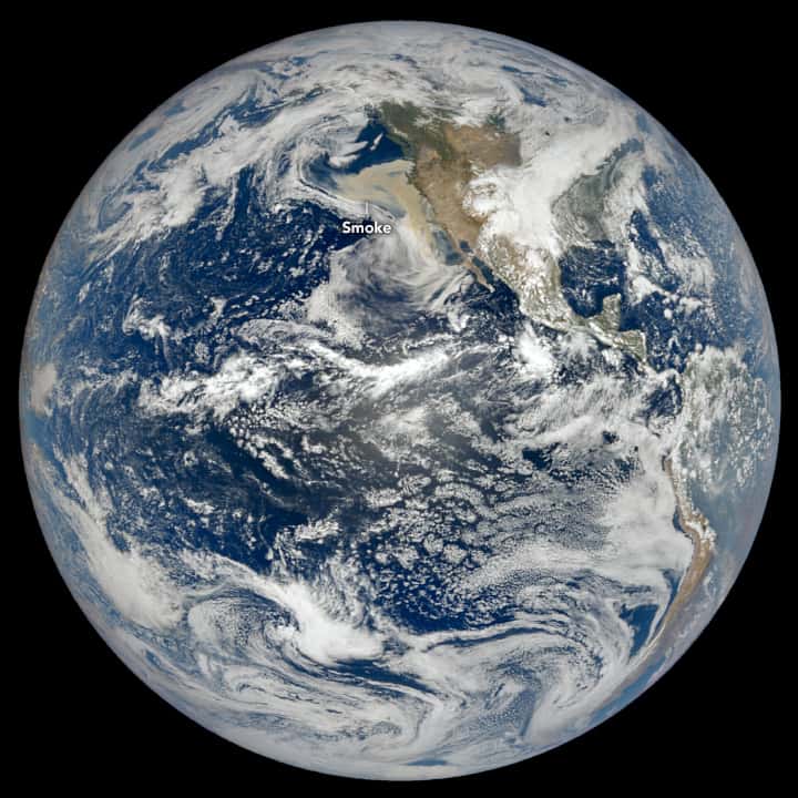 La Terre, le 9 septembre, vue par le satellite DSCOVR, à 1,5 million de km. Le nuage des incendies dans l'ouest des États-Unis est clairement visible depuis l'espace, à cette distance. © Nasa, Eodis, Lance