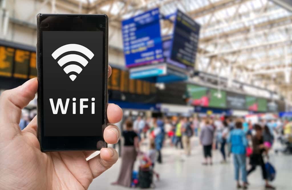 Le Wi-Fi 802.11ax aura pour vocation principale d’améliorer la qualité des connexions sans fil dans les lieux très fréquentés afin que chaque utilisateur dispose d’un débit adapté en fonction de son usage. © Vchalup, Fotolia