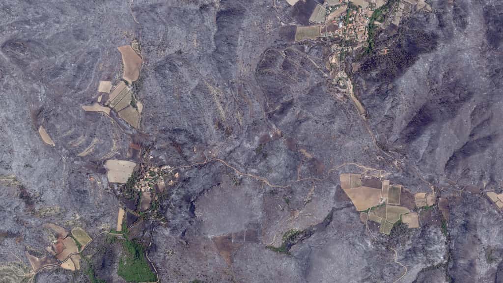 La commune de Coustouge, située dans l'est du département de l'Aude, épargnée par l'incnedie. © Planet Labs PBC