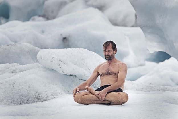 Wim Hof, surnommé <em>Iceman</em>, est capable de méditer dans la neige sans habits. © Henny Boogert