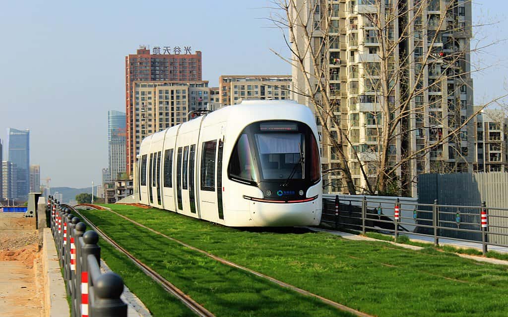 Selon l'hydrologue Emma Haziza, la France doit développer le concept de « ville éponge », comme ici à Wuhan en Chine, avec cette voie végétalisée. © Painjet, Wikipédia
