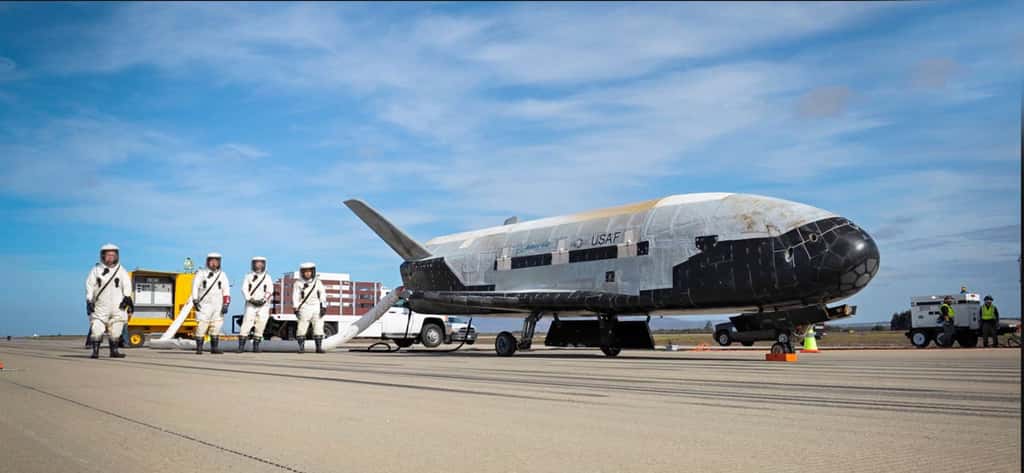 Retour sur Terre du X-37B, le 7 mai, après une mission record de 718 jours en orbite. © U.S. Air Force