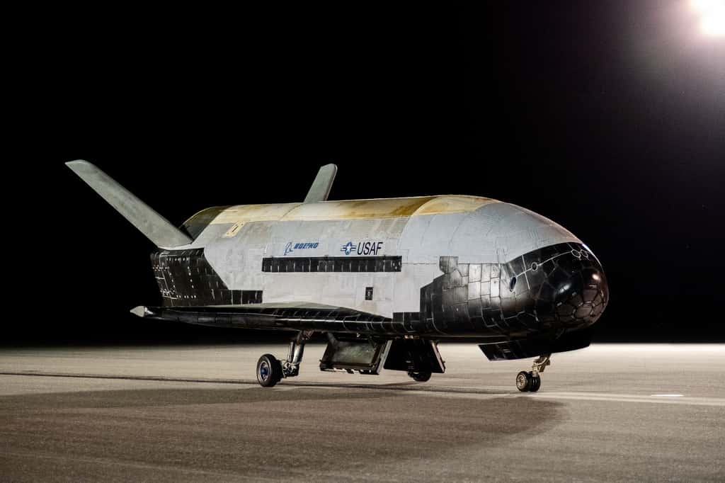 Le X-37B lors de son retour sur Terre en novembre 2022, après une mission, la sixième, de 908 jours en orbite. © Boeing, US Space Force