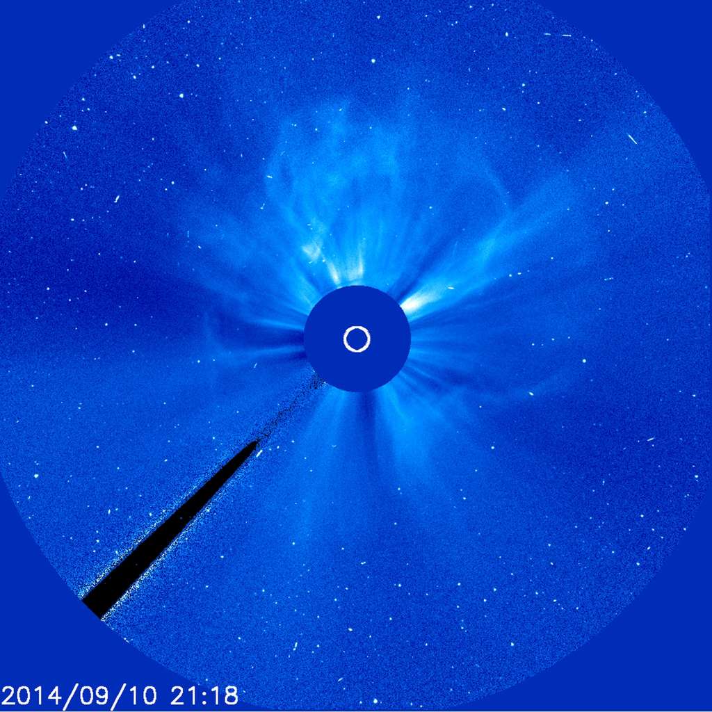 Le Soleil, masqué ici par le coronographe Lasco C3 de Soho, exulte, dispersant un intense vent solaire (CME) après une puissante éruption en direction de la Terre classée X 1.6. Cela s’est produit le 10 septembre 2014. Voir la vidéo <a title="EARTH-DIRECTED X-CLASS FLARE AND CME (SEPTEMBER 10, 2014)" target="_blank" href="http://sohowww.nascom.nasa.gov/pickoftheweek/old/10sep2014/Xflare_C3a_best.mov">ici</a> (29 Mo). © Nasa, Esa, Soho