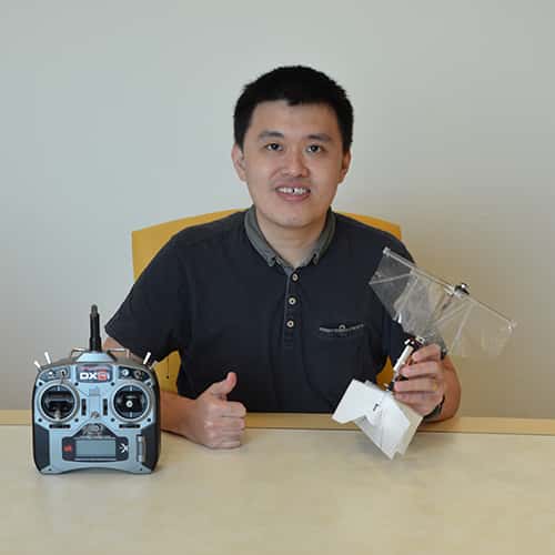 Le docteur Yao-Wei Chin pose avec le prototype de drone à ailes battantes. © <em>University of south Australia</em>