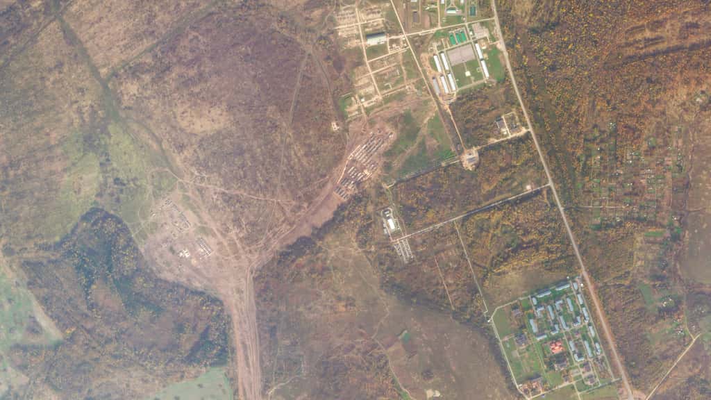 Concentration de troupes et de matériel russes à Yelena, en Russie, au nord de la frontière ukrainienne. © 2021, Planet Labs Inc.
