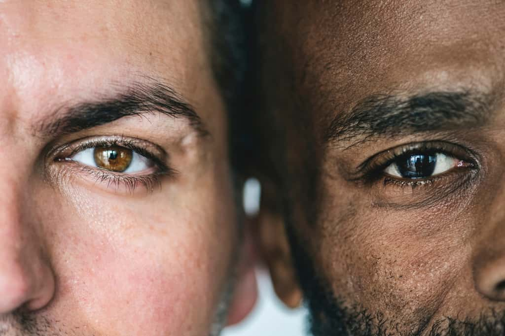 Certains signes dans les yeux des hommes révèlent une carence en vitamine B12. © Rawpixel, iStock