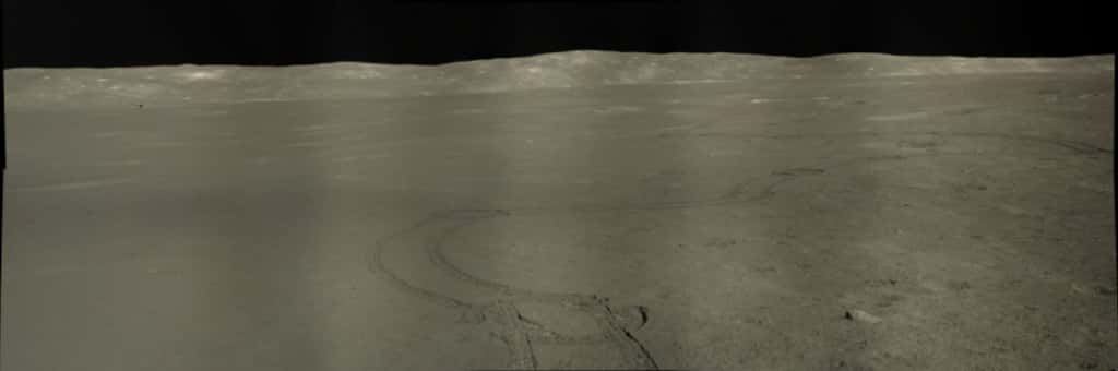 Magnifique panorama immortalisé par le rover chinois Yutu-2 à l'issue de son 40e jour lunaire sur la face cachée. On y voit les traces de ses six roues. On distingue même l'atterrisseur Chang'e 4 qui l'a déposé au sol il y a plus de trois ans aujourd'hui (le point noir à gauche, au pied du bord du cratère Von Kármán). © Clep, CNSA, Ourspace