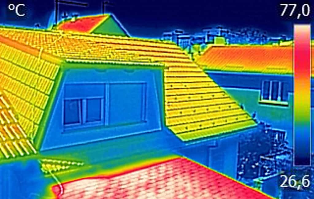 La thermographie infrarouge permet de visualiser la température des objets et dans le cas présent, les déperditions de chaleur d’une maison. © smuki, Fotolia
