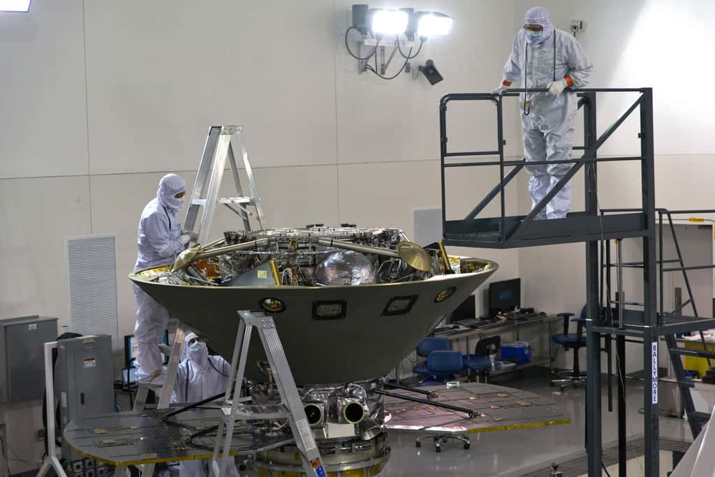 La sonde InSight logée dans la partie arrière de son bouclier de protection. Dessous se trouve l'étage (ou module) de croisière qui amènera la sonde jusqu'à Mars. © <em>USAF 30th Space Wing</em>, Dan Herrera