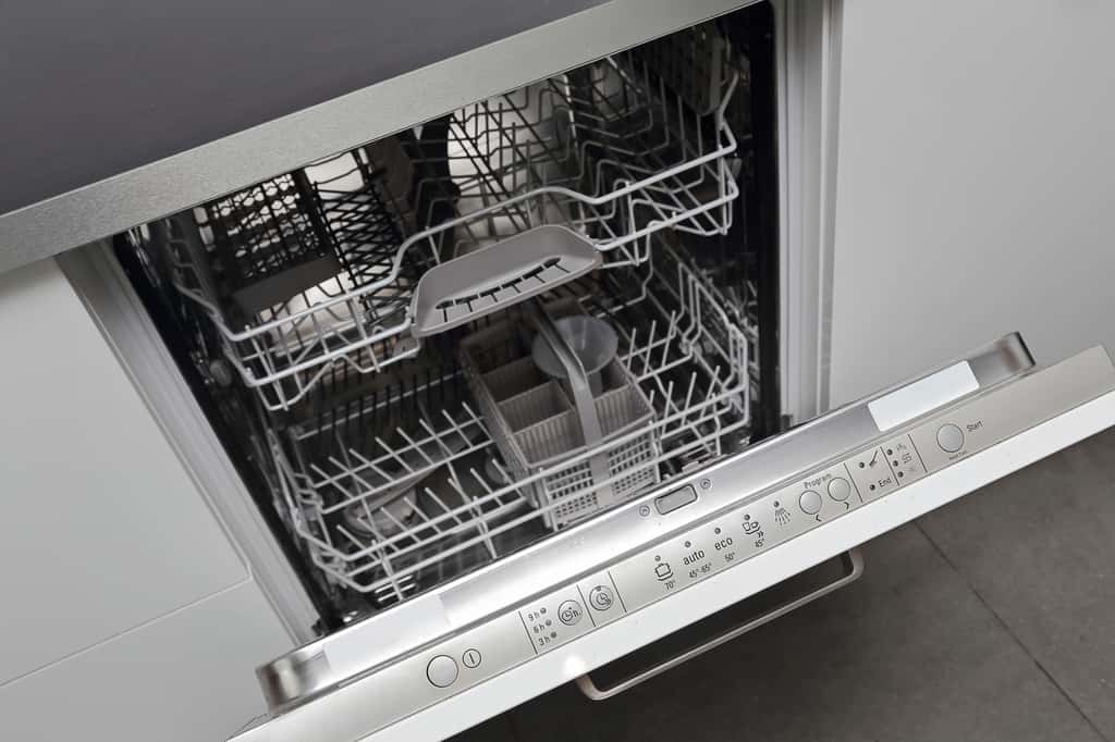 Raccorder votre lave-vaisselle, une étape importante à ne pas oublier. © Mariesacha, Adobe Stock